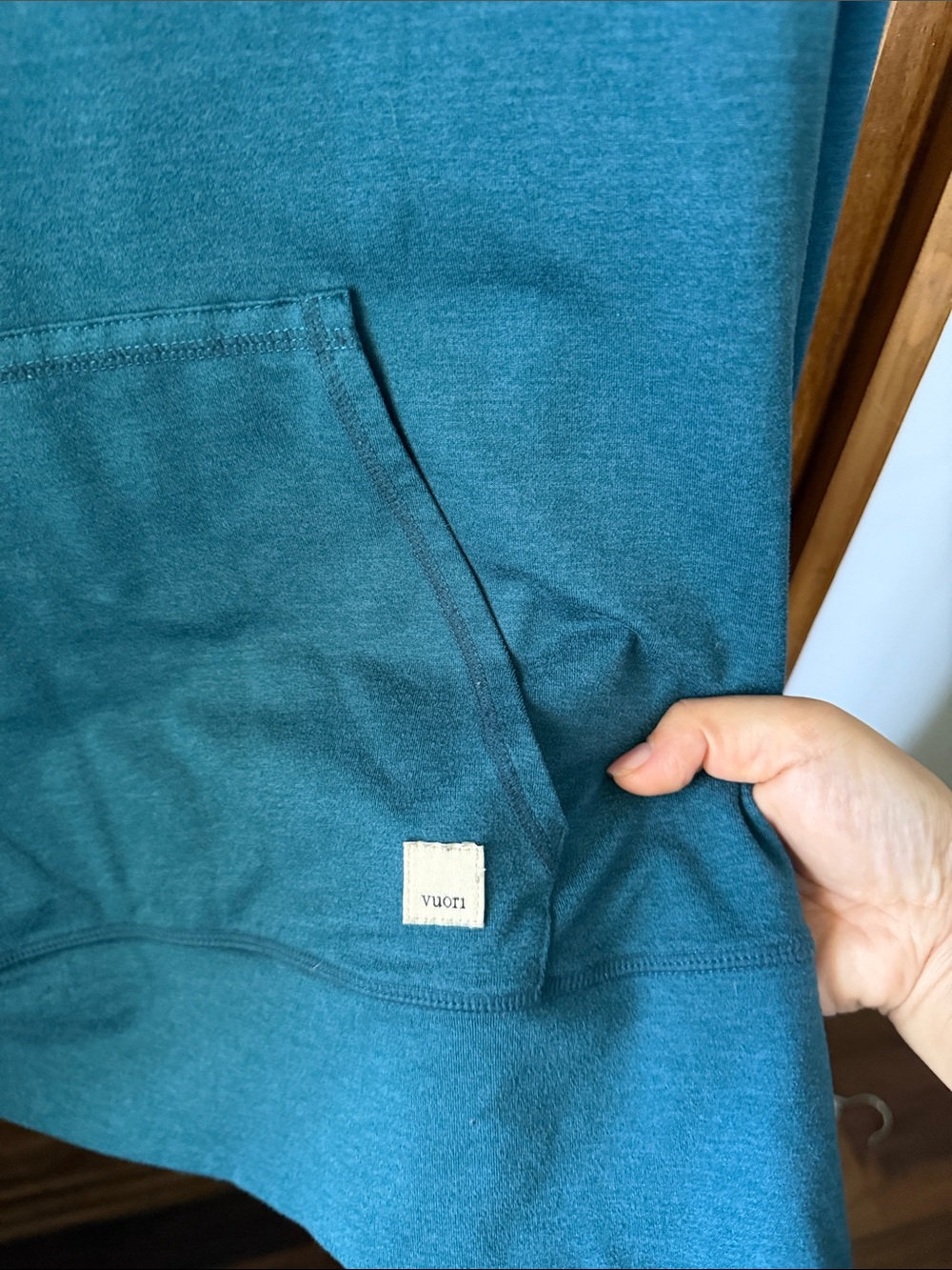 Vuori Halo Performance Pullover in Cosmo Blue. M - Picture 5 of 8